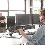 Entwicklerin beim Telefonat vor Bildschirmen innovative Recruiting Software beesite