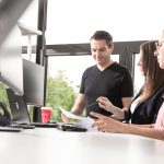 Drei Mitarbeiter im Austausch zu HR Marketing Tools von beesite