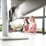 zwei Kolleg:innen testen AI Writer - ein KI Tool für Stellenanzeigen Deutsch Englisch von Beesite