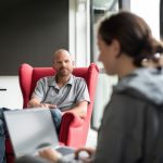 zwei Personen im Büro - Beesite Recruiting Software mit Chatbot